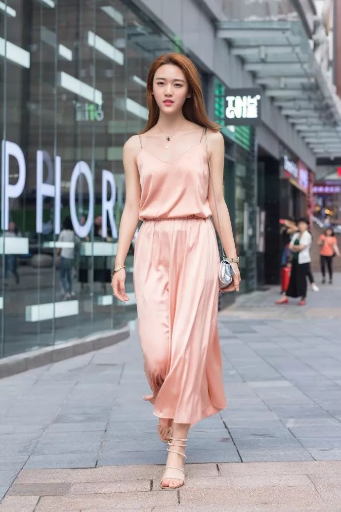 街拍：真丝空挡，轮廓清晰！