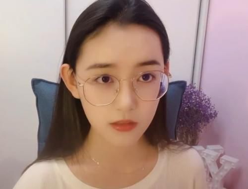#粉丝#蒋依依手滑,意外关掉美妆灯,看到真实肤色,粉丝不敢相信