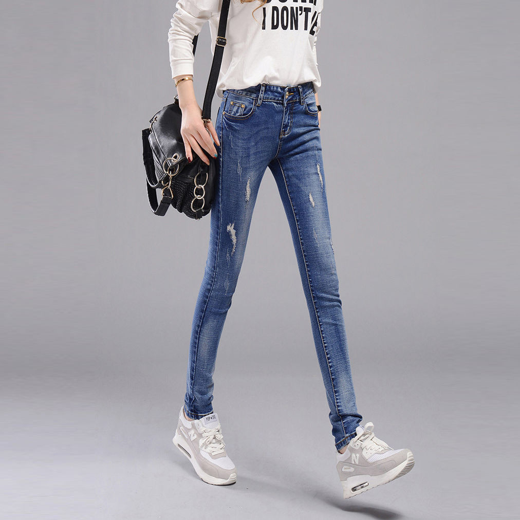 女人奔三以后，别老穿裙子，多穿这样的牛仔裤，显瘦显美特显高