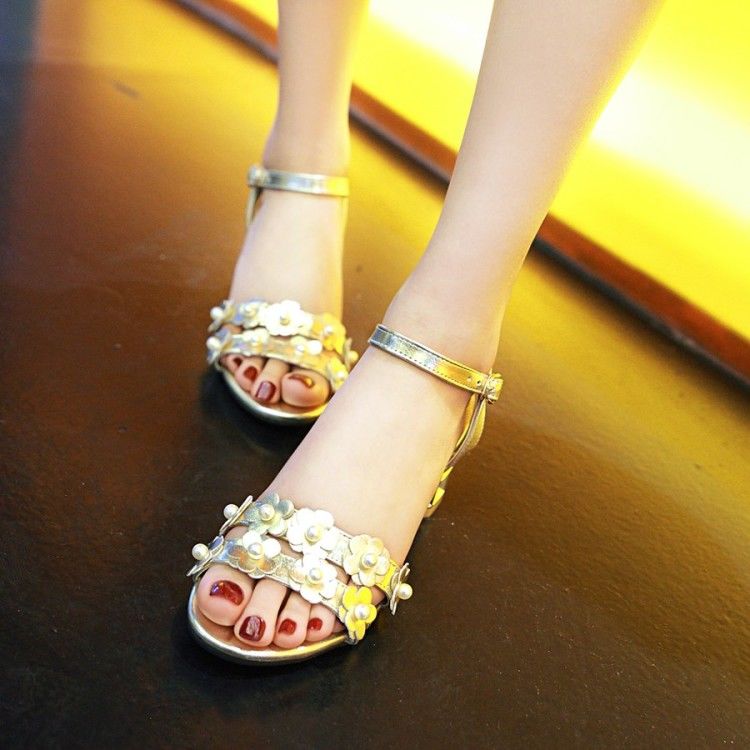 凉鞋款式太多挑花了眼!不妨来此一双，全方位美脚，穿出女人魅力