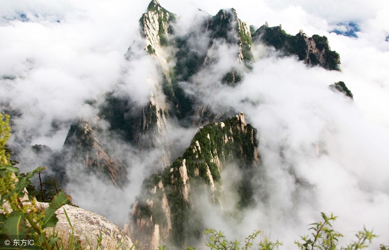 石塔东在山顶上，圣山华山