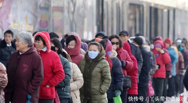 春运“一票难求”的3个城市，让人绝望的拥挤，乘客：我只想回家