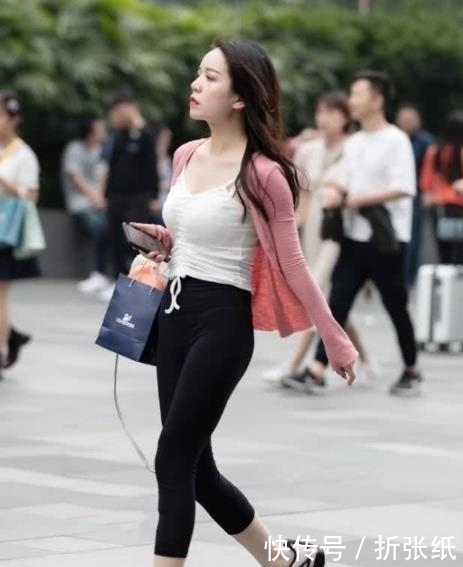  『小姐姐』街拍：雪肤花貌的小姐姐，一条黑色的吊带连衣裙，时尚优雅女人味