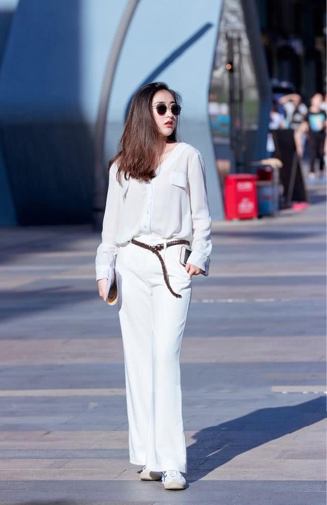 街拍：随意又洒脱的小姐姐，随性不羁的风格很气场！