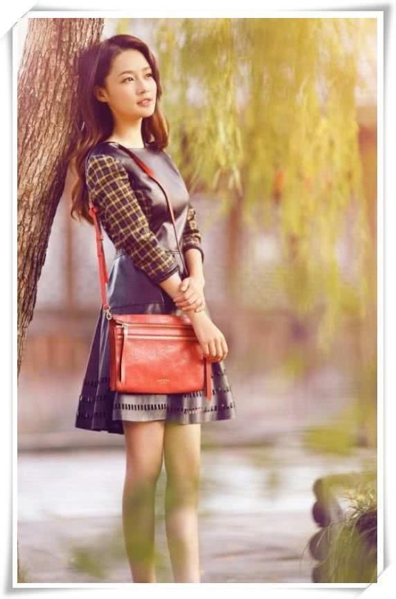 李沁真会“装”，半截短袖+高腰裤，166身高愣是穿出180的大长腿