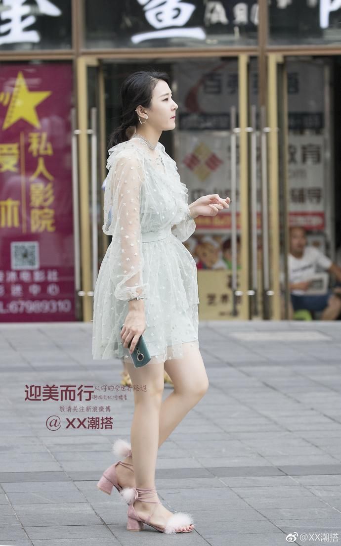 街拍:美女穿“透视”上衣，朦胧间显现的好身材，让人为之叹服