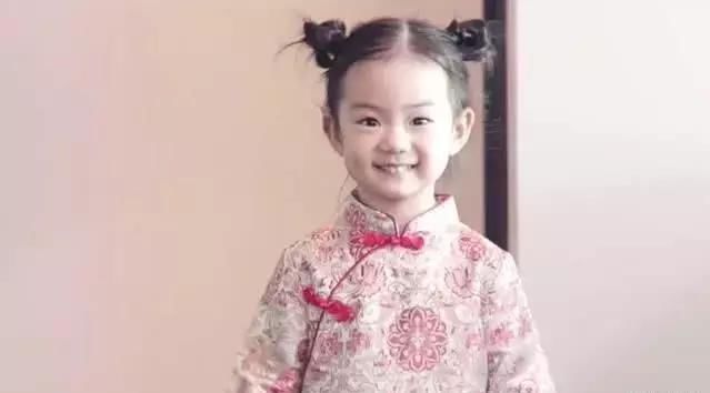 才3岁的戚薇女儿就敢跟妈妈比时尚，但这一点戚薇就输了