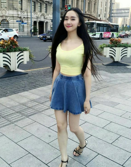 街拍美女:时尚牛仔裙小姐姐, 都像盛开的花一样美丽绽放！