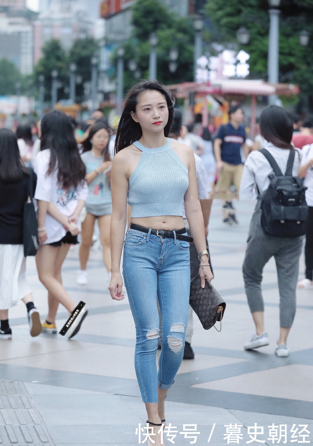 「打造」时尚街拍:牛仔裤轻松玩转多种风格,打造活泼的早春气息