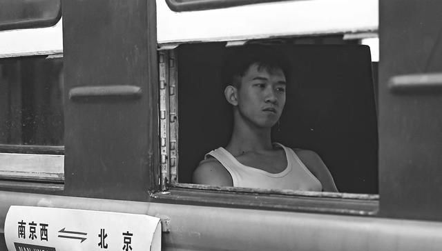  [写真]精致文艺男下关火车站拍艺术写真20岁男孩穿白色背心衬托