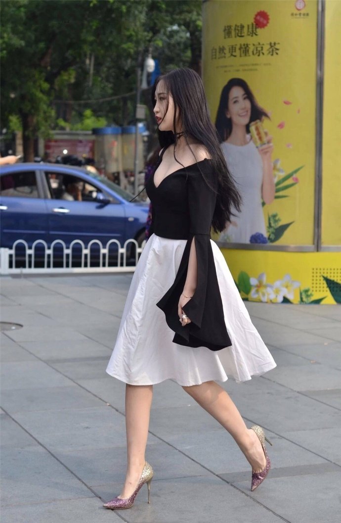 街拍时尚路人,曲线动人顾盼生辉,精致与酷炫你喜欢哪个?