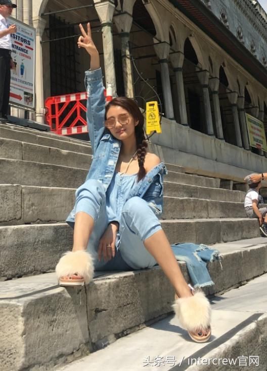 安以轩参加活动化身汽车模特,真的老了,网友:离车模真的差远了