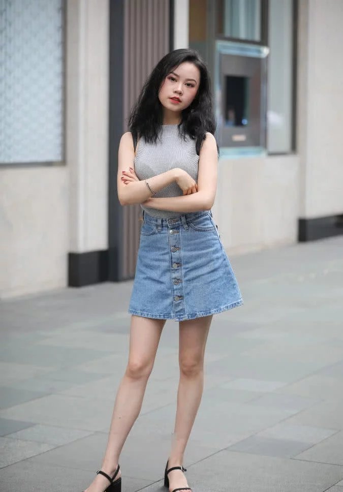 俏丽姐妹花小姐姐结伴出街,一个青春靓丽一个性感抚媚