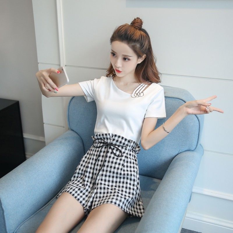 买了漂亮的上衣，搭上漂亮的半身裙，真的是再合适不过了