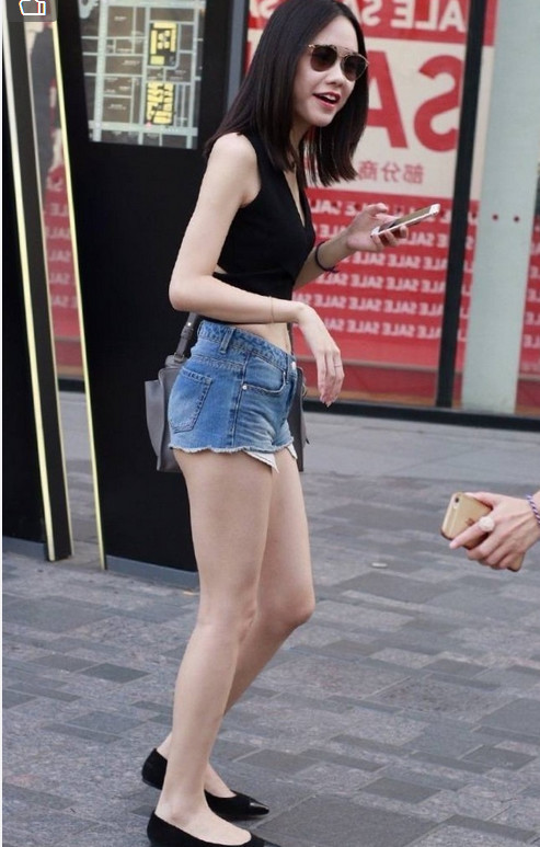 看穿超短白色连衣裙的美女姐姐！美女姐姐真是穿出了时尚范！不看