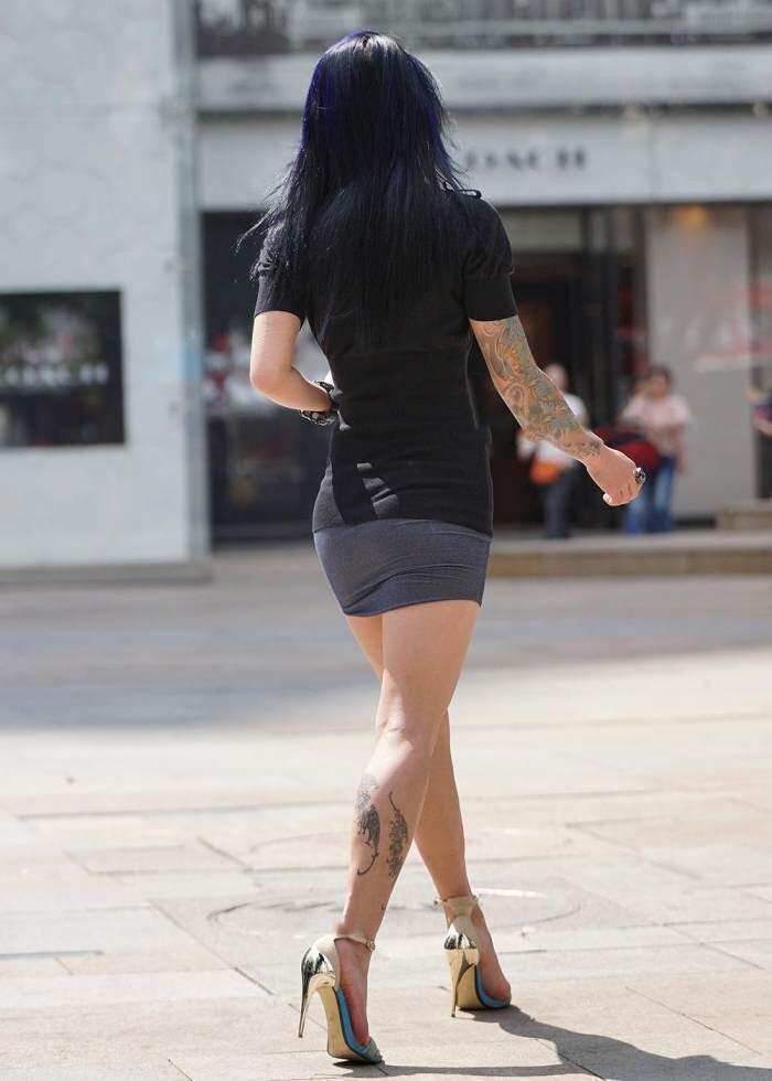 街拍: 紧身包臀裙的浑圆辣妈,这么穿很好看