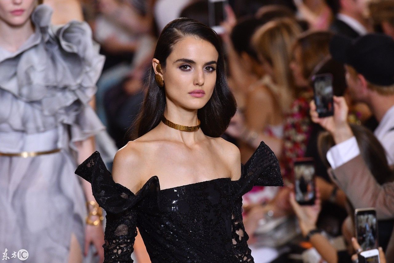 开放的国家真好蒙面美女，衣服穿成这样都能在街上走