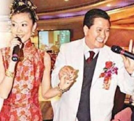  「老态」港星万梓良近况公开，皱纹白发尽显老态，与娇妻合照很幸福