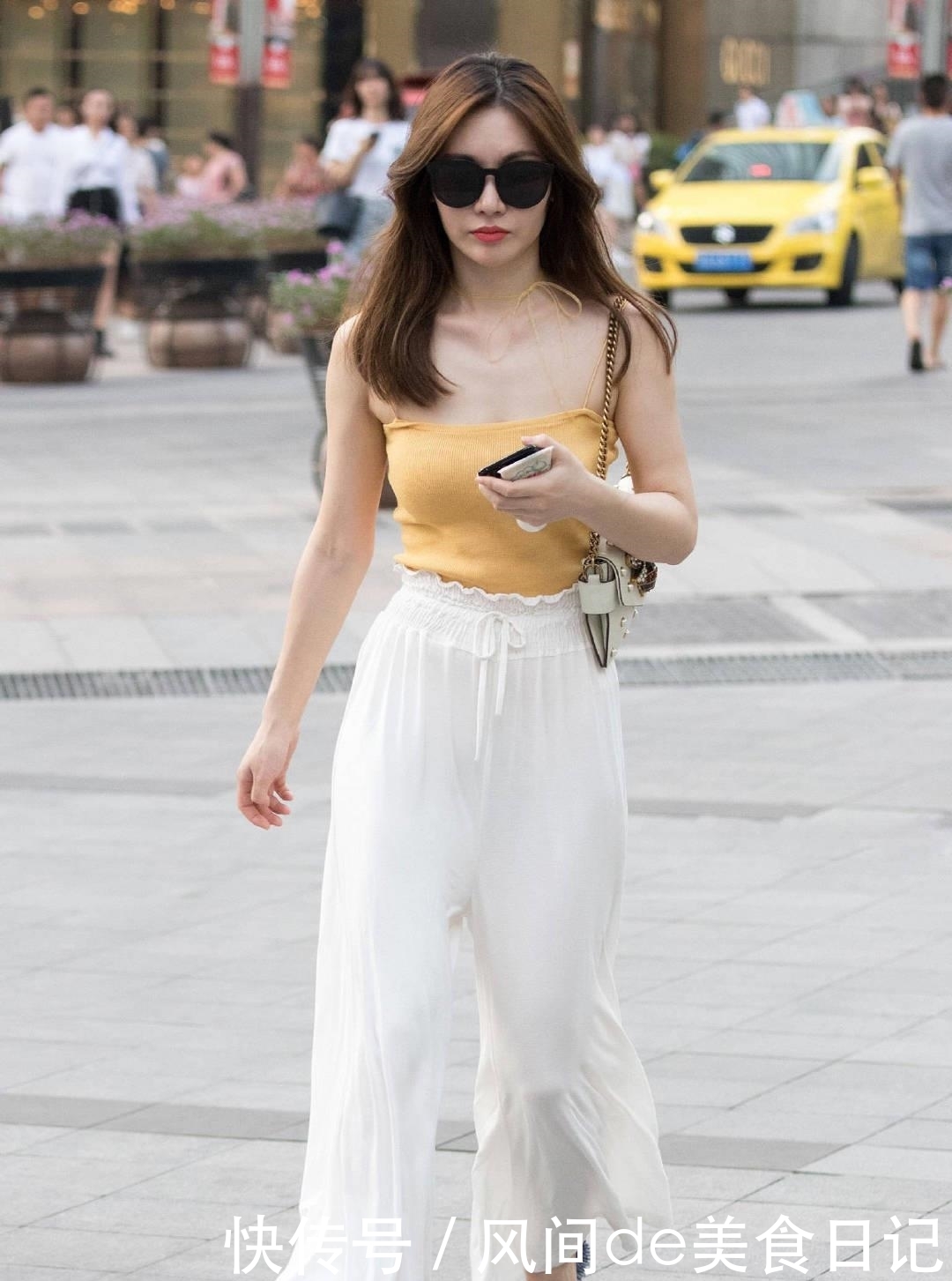 上线:街拍女神:最适合秋天穿的阔腿裤已上线,小姐姐穿上摇曳多姿