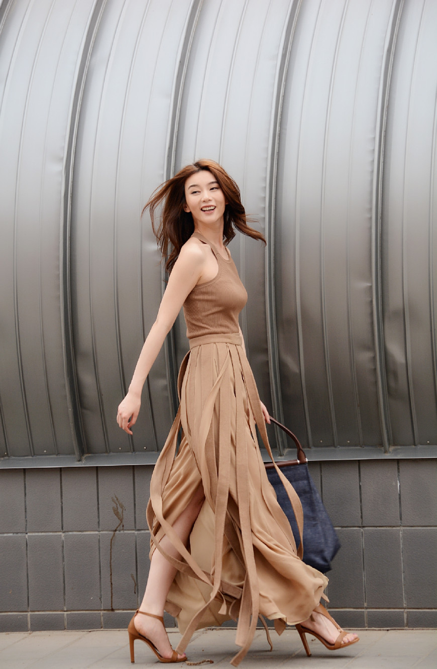 北京街拍：在798艺术街遇到一位漂亮的模特小姐姐，你想看吗？