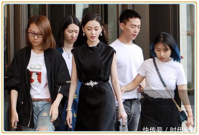 张天爱机场秀，28岁穿5岁小姑娘的衣服，网友：太可怕！