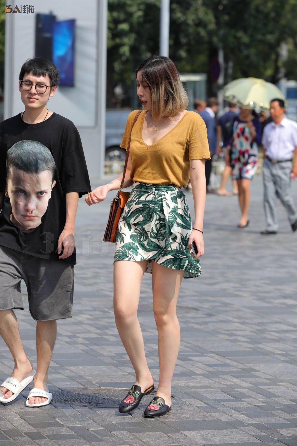 美女的身材好丰满，衣服穿搭的也不错，男友的半袖有点吓人