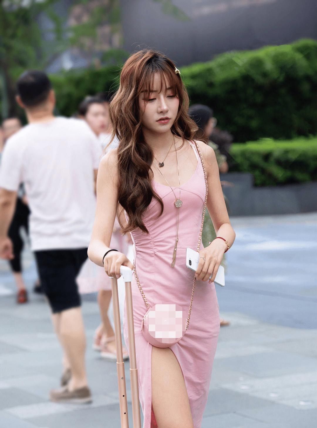  [女性]少妇穿的“少女装”，从头“粉”到脚，一点都不像30岁