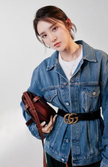 唐艺昕太厉害了,为秀小蛮腰,身穿背带裤,若隐若现很撩人