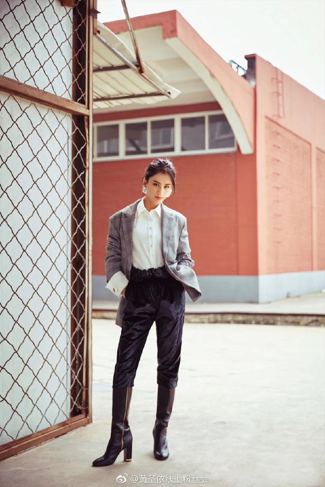 黄圣依身穿紧身连衣裙现身，惊现微凸小腹，网友：这是吃胖了？