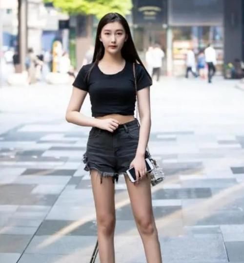  「短袖」美女时尚街拍：明眸善睐的美女，一件黑色短袖配黑色短裤，时尚清爽气质