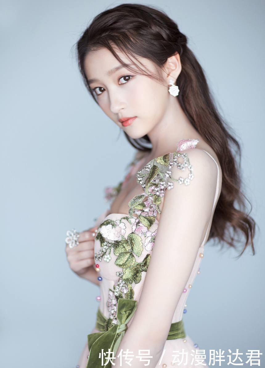 关晓彤真敢穿，吊带裙被吐槽有心机，网友：看的不好意思了