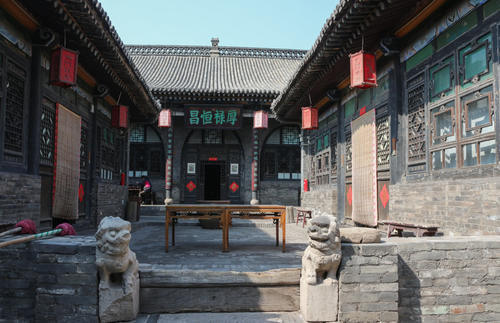 县衙隔壁的四合院，曾供衙役值班休息，如今是一座古色古香的客栈