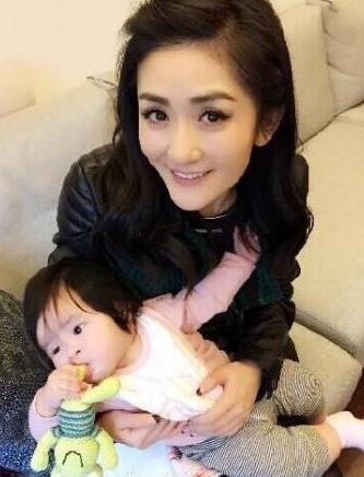 谢娜称自己亲自带娃,不用保姆和妈妈带,可惜随后就被网友拆穿