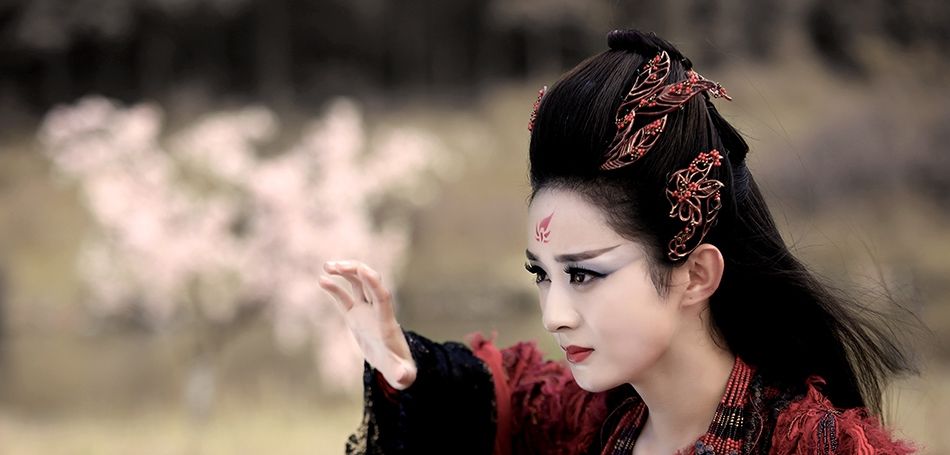 专业户■女星红衣杀，景甜温婉，彭小苒赵丽颖红衣专业户，谁才算惊艳