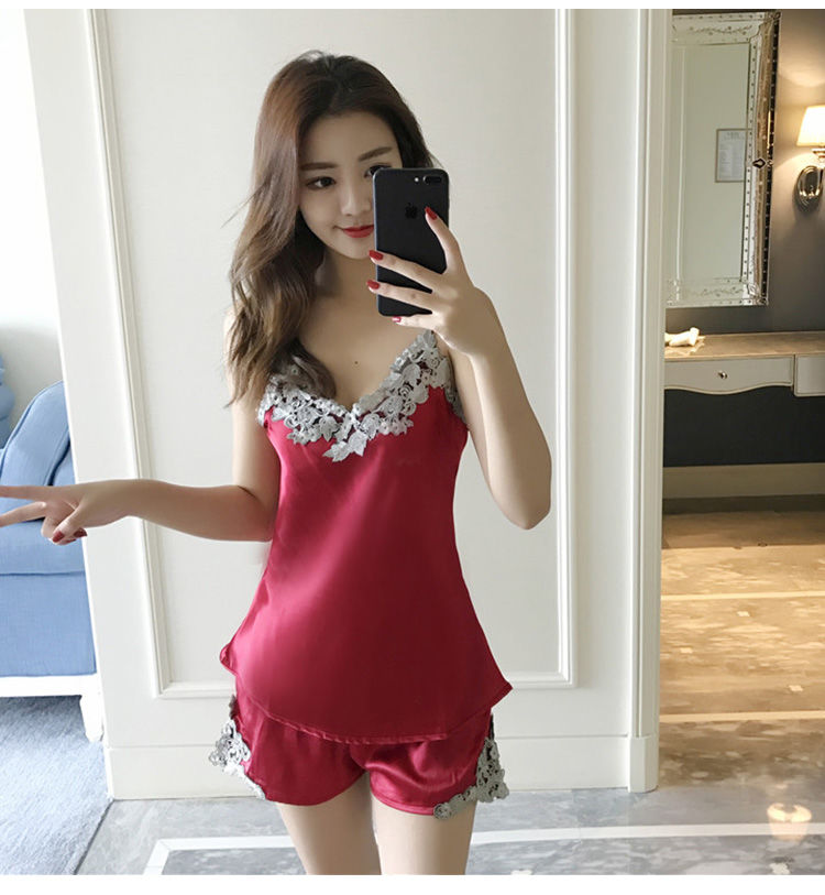 表妹来家里洗澡，然后就穿这样的睡衣，我眼睛都不知道看哪