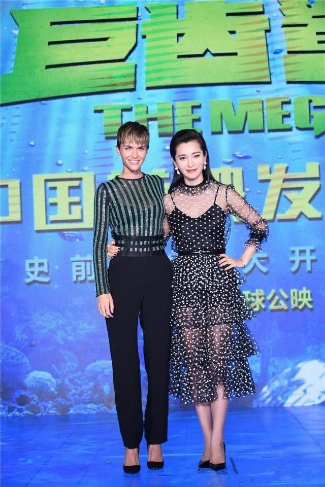 李冰冰穿着很大胆，在国外女人面前，穿露背裙怎么还缝块裸色布?