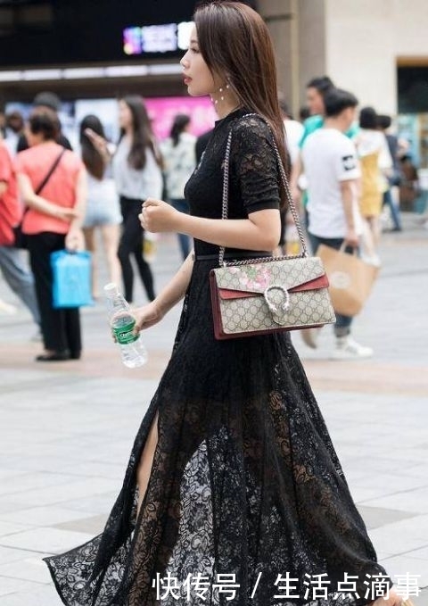 『美女』身材苗条的美女,蓝白拼色长裙搭配高跟鞋,简单大方很有时尚格调