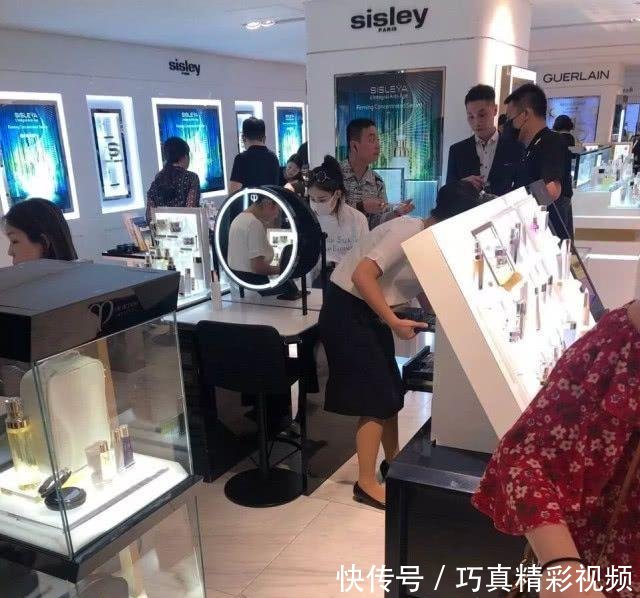 曝赵丽颖冯绍峰年底将赴欧洲结婚 两人香港购物被拍恋情再添实锤