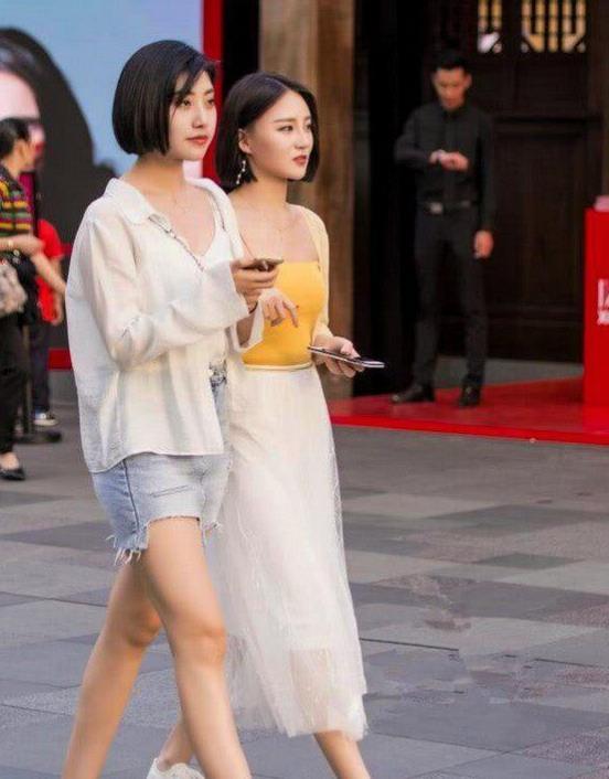 『粉色』街拍:秀丽端庄的美女,一件粉色上衣配白色休闲裤,时尚气质风采
