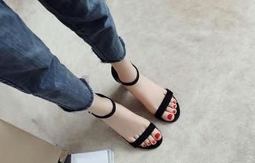 尖头细跟，能将女生的脚踝修饰得纤巧精致，恰到好处！