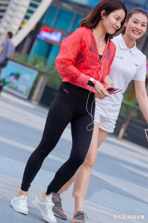 街拍：小姐姐黑色紧身裤勒出了全身的曲线，秀出了一双修长的美腿