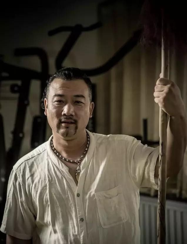  「武术」八极拳仇宝龙称单掌砍破矿泉水瓶是腥活，不能让爱传武者再受欺骗