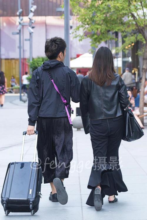 街拍：穿皮夹克、喇叭裤的美女，一身黑衣真拉风