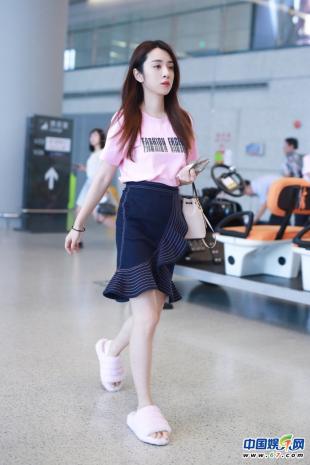 王晓晨机场造型获赞 随性大方轻松驾驭少女粉