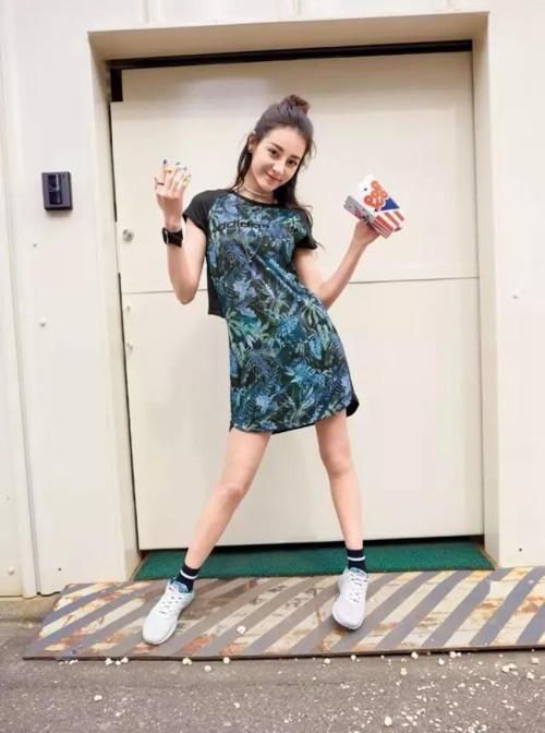 热巴最新性感照，说她胖了的人简直不能理解！