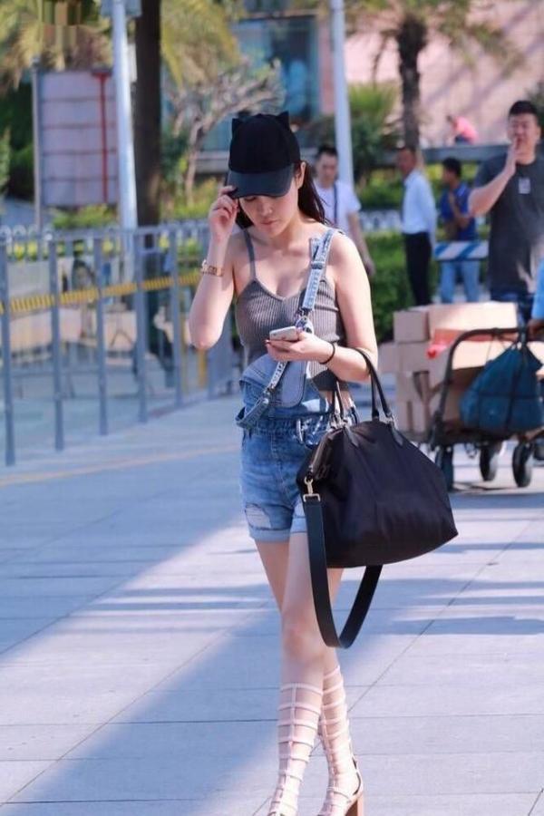 街拍：身材丰腴时尚性感的靓丽小姐姐，走在大街上娇艳夺目!