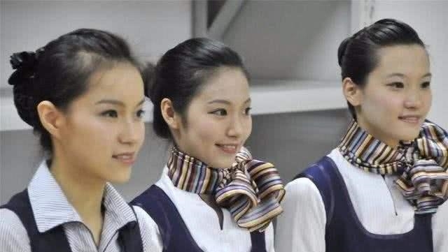 为什么航空公司,要求空姐的脖子上要系一条丝巾?今天可算知道了