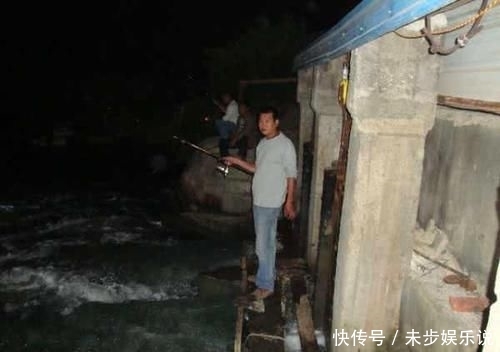 「黑色」这鱼沿海地区叫它“花身鸡鱼”体侧有3条成弓状的黑色纵带