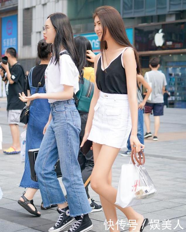 [ 格子]性感牛仔短裤，美腿上的纹身很惹眼！，街拍：红色格子短裙