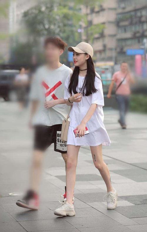 街拍：时尚小姐姐白色长T恤玩下衣失踪，高颜值好身材太迷人！